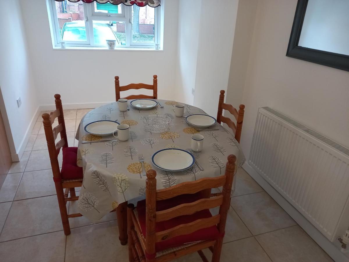 Leominster 3 Bedroom House Parking Garden Private Екстериор снимка